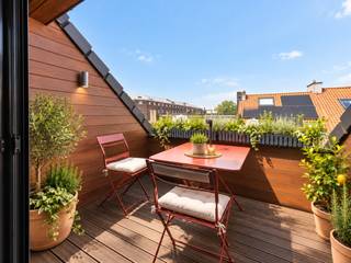 Ce charmant appartement est situé dans un quartier très calme et central, à quelques pas de la Mechelseplein, du Jardin botanique d'Anvers, de la Theaterplein et du Musée des Beaux-Arts. Il se trouve au troisième étage d'un petit immeuble dont les charges mensuelles sont modérées.<br /><br />L'entrée donne sur un salon agréable et baigné de lumière. Les hauts plafonds s'étendant jusqu'au faîte du toit et les grandes fenêtres créent une merveilleuse sensation d'espace et de luminosité. La cuisine ouverte est entièrement équipée de tout le confort moderne. Depuis le salon, vous accédez à une terrasse exposée plein sud offrant une vue imprenable. De là, vous pouvez même apercevoir la tour de la cathédrale !<br /><br />L'appartement comprend également deux chambres spacieuses et une salle de bains confortable avec une douche intégrée à la baignoire et un lavabo.<br /><br />Enfin, il dispose d'une agréable mezzanine où il est possible d'aménager un coin salon douillet. Un local de rangement en sous-sol est inclus.<br /><br />Détails :<br /><br />Emplacement de choix près de la Mechelseplein<br />À quelques pas de la Theaterplein, d'un parc, de la Marnixplaats, etc.<br />Deux chambres spacieuses<br />Agréable exposition sud