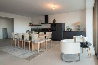 TWEESLAAPKAMER NIEUWBOUW APPARTEMENT MET LATERAAL ZEEZICHT<br />In het schitterende nieuwbouwproject Troon 17, bieden wij u in de Residentie Arthur op het gelijkvloers een mooi tweeslaapkamer appartement aan met lateraal zeezicht. Het appartement bestaat uit een inkomhall, ruime lichtrijke woonkamer met terras, ingerichte open keuken, twee slaapkamers waarvan één met terras uitgevend op de binnentuin, twee douchekamers, afzonderlijke WC en berging met aansluiting voor wasmachine. Er is mogelijkheid tot aankoop van een autostandplaats en extra kelder.
<ul>
	<li>Verkoop onder BTW</li>
	<li>Oppervlakte: 106m² + 18 m² terrassen</li>
	<li>Vloerverwarming en alle hedendaags comfort</li>
	<li>Toegang via de binnentuin naar het strand en de dijk</li>
	<li>Gemeenschappelijke fietsenberging in de residentie</li>
	<li>Mogelijkheid tot aankoop van een autostandplaats en kelder</li>
	<li>EPB: in opmaak</li>
</ul>
<br /> 