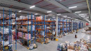 Logistiek magazijn van 12.953 m², gecombineerd met 71 m² instapklare kantoren en 1.407 m² mezzanine, te huur.Het gebouw is strategisch gelegen op het...