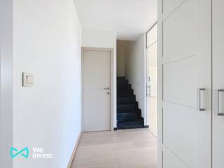 <p>Dit zeer goed onderhouden duplex appartement is gelegen op de 2de verdieping van een klein gebouw. De duplex bestaat uit een inkomhal met vestiairekast en een gastentoilet, een leefruimte met toegang tot een gezellig terras en een open keuken die volledig ingericht is. Berging met aansluiting voor wasmachine. Op de verdieping kom je op een mooie overloop, twee slaapkamers met kleerkasten en een douchekamer met wastafel en toilet. Alle verlichtingen en gordijnen blijven. Het appartement heeft een eigen waterverzachter en een gepantserde deur. <br /><br />Er is een lift in het gebouw en heeft zijn eigen staanplaats in de ondergrondse garage.<br /><br />Lasten 100€<br /><br /></p>