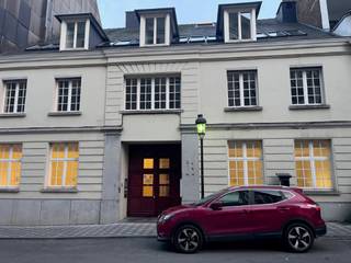 Immeuble de prestige de +/- 850 m² composé de 4 plateaux de bureaux, idéalement situé entre le quartier Arts-loi, la place Madou et la Parc Royal. Proximité immédiate avec le quartier européen et le quartier d'affaire du centre-ville. Nombreux commerces, restaurants, facilités, parkings et transports en commun dans les environs. Bâtiment du 18ième siècle récemment rénové avec magnifique façade.<br />Parking disponible au Regent 43-44 avec sortie piétonne dans la rue Ducale.<br />Surface: 242 m².<br />Hors charges et taxes.<br />Prix et renseignements sur demande.