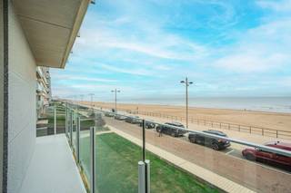 Bright corner apartment with 1 bedroom with frontal sea view and side view of the dunes for sale in Middelkerke. You are on the first floor of...