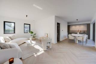 Aan de Fortbaan in Schoten bevindt zich deze energiezuinige nieuwbouwwoning met een ruime tuin. U woont hier in een rustige en groene omgeving, op korte afstand van het centrum van Schoten. De ligging combineert de rust van een residentiële woonomgeving met de nabijheid van winkels, scholen, horeca en openbaar vervoer. Bovendien zijn de belangrijkste invalswegen vlot bereikbaar.<br /><br />De gelijkvloerse verdieping omvat een aangename en lichtrijke leefruimte met een open keuken, uitgerust met kwalitatieve inbouwtoestellen. De keuken vormt samen met de eetruimte en gezellige zithoek een mooi en harmonieus geheel. Dankzij de grote raampartijen geniet de leefruimte van een optimale natuurlijke lichtinval en een aangenaam zicht op de tuin, die bovendien rechtstreeks toegankelijk is. Verder beschikt deze verdieping over een praktische berging, ideaal voor het plaatsen van de wasmachine en droogkast.<br /><br />Op de eerste verdieping bevindt zich de masterbedroom, voorzien van een ensuite badkamer met inloopdouche en wastafel. Daarnaast is er voldoende ruimte om een dressing te creëren. Verder bevinden zich op deze verdieping nog twee slaapkamers, die gebruikmaken van een tweede badkamer met ligbad en dubbele wastafel. De tweede verdieping biedt met haar ruime polyvalente ruimte tal van mogelijkheden en kan naar wens worden ingericht als vierde slaapkamer, bureau of hobbyruimte.<br /><br />De woning werd gebouwd met bijzondere aandacht voor energiezuinigheid en is bovendien uitgerust met zonnepanelen, wat bijdraagt aan een duurzaam wooncomfort.<br /><br />*Verkoop onder registratierechten op het grondaandeel en 21% btw op de constructie.<br /><br />Interesse? <br />Contacteer LISTED voor een bezoek: +32 3 283 51 51.<br />