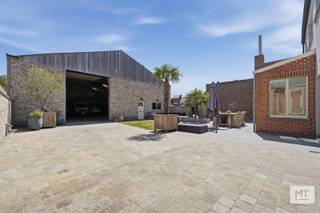 Dit pand combineert drie zaken die je zelden samen tegenkomt: een <strong>instapklare woning</strong>, een <strong>ruime loods</strong> én een <strong>centrumligging</strong>. Zalig toch? Lees zeker verder!<br /><br />Deze eigendom bestaat uit een ruime, instapklare woning met <strong>249 m² bewoonbare oppervlakte</strong>, een zonnige tuin én een <strong>loods van maar liefst +/- 300 m².</strong> Hieronder lichten we graag de indeling en enkele troeven verder toe.<br /><br /><strong>Indeling van het pand</strong>
<ul>
<li>Gelijkvloerse verdieping: inkomhal (14 m²) met gastentoilet, bureau (9 m²) voorzien van maatkasten, lichtrijke woon- en eetkamer (25 m²) met houtkachel en een open keuken (22 m²). De keuken is uitgerust met een keramische kookplaat, dampkap, vaatwasser, microgolfoven en koelkast. Verder is er een berging (1,5 m²) en een praktische wasruimte (7 m²) met douche en rechtstreekse toegang tot de tuin.</li>
<li>Eerste verdieping: nachthal (5 m²), apart toilet, 4 slaapkamers waarvan één doorgangskamer (24 - 12 - 11 - 9 m²) en een badkamer (11 m²) met dubbele wastafel, ligbad en douche.</li>
<li>Tweede verdieping: Afgewerkte kamer (24 m²) en extra bergruimte (12 m²).</li>
</ul>
<br /><strong>Troeven</strong>
<ul>
<li>Ruime loods van +/- 300 m² (ca. 20 m x 15 m), voorzien van elektriciteit en een toilet.</li>
<li>Inrijpoort met afmetingen van 4,2 m op 4,5 m</li>
<li>EPC-label C, niet asbestveilig, elektrische installatie conform tot eind dit jaar, ...</li>
<li>Steenput, gescheiden stelsel, ...</li>
</ul>
<br />Benieuwd naar de indeling? Check zeker onderstaande video. <br />Link: https://youtube.com/shorts/H1mWhkdioKE?feature=share<br /><br /><strong>Meer informatie of een vrijblijvend bezoek?</strong><br />Contacteer Eden op 0470 43 78 21 of mail naar info@minthus.be.
