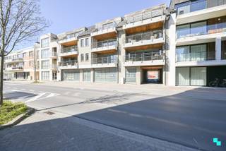 Uiterst commercieel en vlot bereikbaar handelspand, gelegen op de gelijkvloerse verdieping van residentie 'Carolus' te centrum Izegem. De...