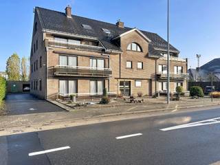 Lichtrijk hoekappartement op een interessante locatie, bestaande uit een inkomhal met gastentoilet, ruime en lichtrijke leefruimte met eet-...
