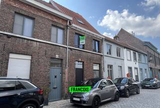 Deze stadswoning is centraal gelegen, met snelle toegang tot openbaar vervoer, scholen, winkels... Dankzij enkele belangrijke invalswegen geniet je steeds van een vlotte bereikbaarheid.<br /><br />Op het gelijkvloerse bevindt zich een gezellig leefruimte met gaskachel, en aansluitend een eetkamer. Verder vind je er ook een volledig geïnstalleerde keuken. Aan de keuken is er ook een gastentoilet aanwezig. De gezellige binnenkoer is zuidwest gericht. <br /><br />Op het eerste verdiep vind je een eerste ruime slaapkamer (12 m²). Verder op de nachthal bevindt zich een moderne badkamer met inloopdouche, wastafel en genoeg opbergruimte. Op het tweede verdiep is er een tweede slaapkamer (20 m²) met extra bergruimte.<br /><br />Beschikbaarheid: onmiddellijk<br /><br />Neem gerust contact met ons op voor een vrijblijvend bezoek via de website of brugge@immofrancois.be! <br /><br />