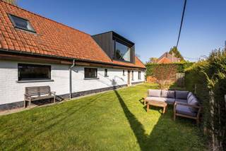 In het landelijke Sint-Martens-Bodegem bieden wij u deze unieke, gedeeltelijk gerenoveerde woning aan, waar charme, authenticiteit en hedendaags comfort harmonieus samenkomen. Gelegen in de Heygemstraat, geniet deze woning van een rustige en groene omgeving, terwijl de bereikbaarheid uitstekend blijft.<br /><br /><span>Indeling<br /></span><br />Nog vóór u de woning betreedt, springt de bijzondere gevel meteen in het oog. De combinatie van strakke raampartijen en een warme, landelijke architectuur geeft het geheel een tijdloze en karaktervolle uitstraling.<br />Binnen worden we verwelkomd in een sfeervolle woonkamer (42 m²) met heel wat authentieke elementen. Dankzij de directe toegang tot het terras en de tuinzone vloeien binnen- en buitenleven hier naadloos in elkaar over.<br />Op het gelijkvloers bevinden zich verder een gastentoilet, een wasruimte, een ruime polyvalente kamer (16 m² – vroeger keuken), een grote berging (14 m²) en de badkamer.<br /><br />De eerste verdieping werd volledig gerenoveerd en vormt vandaag het hart van de woning. De raampartijen zorgen hier voor een overvloed aan natuurlijk licht en bieden een adembenemend uitzicht op het omliggende groen. De stijlvolle keuken (24 m²) is uitgerust met alle hedendaagse comfort en beschikt over een elegant keukeneiland. Aansluitend bevindt zich een ruime eetplaats met een prachtig zicht op de tuin. Op dit verdiep vinden we tevens een comfortabele slaapkamer van 21 m².<br /><br />Momenteel beschikt de woning over 1 slaapkamer, maar dankzij de doordachte indeling bestaat er de mogelijkheid om op het gelijkvloers 2 extra slaapkamers en een bijkomende badkamer of douchekamer te creëren.<br /><br />De woning werd bovendien op belangrijke punten vernieuwd: nieuw dakgebinte (2019), nieuwe ramen en verwarmingsketel (2025)<br /><br />Bent u op zoek naar een bijzondere woning waar rust, charme en potentieel samenkomen?<br />Maak dan een afspraak via <strong>info@impromove.be </strong>of<strong> 02 887 80 56</strong>