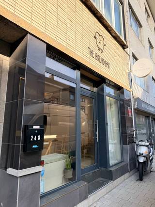 INSTAPKLAAR HANDELSPAND OP TOPLOCATIE IN GENT
Bent u op zoek naar een instapklaar handelspand op een absolute topligging in Gent? Dan biedt deze commerciële ruimte aan de Bevrijdingslaan 248 een uitzonderlijke opportuniteit.
Dit handelsgelijkvloers bevindt zich langs een drukke invalsweg naar het centrum van Gent en geniet van een uitstekende zichtbaarheid dankzij de brede etalage. Het pand werd de voorbije jaren grondig vernieuwd en was recent uitgebaat als "The Bread Bar", waardoor het onmiddellijk inzetbaar is voor diverse commerciële activiteiten.
Met een bruikbare oppervlakte van ongeveer 52 m² (kadastrale vloeroppervlakte ca. 90 m²) beschikt het pand over een commerciële ruimte met veel natuurlijke lichtinval, sanitaire voorzieningen en een praktische indeling die zich perfect leent voor een winkel, horecaconcept, kantoor, praktijk of dienstverlenende activiteit.
Een belangrijk pluspunt is het uitstekende EPC-label A, wat resulteert in een energiezuinige exploitatie en lagere verbruikskosten. Bovendien beschikt het pand over efficiënte LED-verlichting en voldoende ventilatievoorzieningen.
Troeven
- Commerciële topligging in Gent
- Voormalig gekend horecaconcept "The Bread Bar"
- Instapklare handelsruimte
- Goede visibiliteit en passage
- EPC-label A
- Energiezuinige LED-verlichting
- Geschikt voor diverse commerciële bestemmingen
- Vlotte bereikbaarheid met openbaar vervoer en wagen
Een interessante investering voor zowel eigen gebruik als verhuur, op een locatie waar zichtbaarheid en bereikbaarheid hand in hand gaan.
CTA toevoegen op het einde:
Interesse in deze unieke commerciële opportuniteit op een toplocatie in Gent? Contacteer CasaVista Vastgoed voor meer informatie of een bezoek ter plaatse. Ontdek zelf de mogelijkheden die dit instapklare handelspand te bieden heeft!
📞Bel ons vandaag nog of stuur een aanvraag. Wij helpen u graag verder!