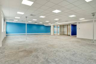 Recent vernieuwd en ruim kantoor (365 m²) te huur in Loppem op goed bereikbare locatie bij oprit E40.<br /><br />Indeling:<br />- Ruim kantoor met open werkplaatsen en afzonderlijke vergaderzalen<br />- Keuken<br />- Toiletten (H/D)<br />- Eerste verdieping<br /><br />Afwerking:<br />- Recente inrichting, renovatie 2019. <br />- Vloerverwarming  (17 °C)<br />- Vernieuwde airco installatie<br />- Led armaturen <br />- Elektronisch sluitsysteem Winkhaus Bluechip met toegangsbeheer<br /><br />Details:<br />- Forfaitaire huurlasten (10% voor de onroerende voorheffing en algemene kosten) <br />- Variabele huurlasten worden eenmaal per jaar afzonderlijk aan de huurder pro rata aangerekend <br />- 8 Parkeerplaatsen met laadmogelijkheid op de buitenparking beschikbaar: € 100/P/maand indien voorzien van laadpaal.<br /><br />Aarzel zeker niet ons te contacteren indien dit bedrijfsvastgoed bestaande uit een kantoor te huur in Loppem u mogelijks kan interesseren.