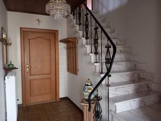 Welgelegen, instapklare woning in open bebouwing op ruim perceel te Buggenhout.<br /><br />Bent u op zoek naar ruimte, rust en comfort voor uw gezin? Deze solide, perfect onderhouden woning in open bebouwing op een mooi perceel van 7,6 are biedt het allemaal. Gelegen op een boogscheut van het centrum van Buggenhout, geniet u hier van een goede levenskwaliteit. Met een idyllisch uitzicht op achterliggend agrarisch gebied en een zonovergoten tuin, is dit de ultieme plek om thuis te komen. Deze woning is volledig instapklaar en wacht op haar nieuwe eigenaars!<br /><br />Indeling en troeven van de woning:<br />• Licht &amp; Ruimte: Via de uitnodigende inkomhal met gastentoilet betreedt u de royale, lichtrijke woonkamer (34 m²). Aansluitend vindt u de volledig uitgeruste leefkeuken (14 m²) en een gezellige veranda (15 m²), die naadloos aansluit op het zuidwest gerichte terras (36 m²).<br />• Kamers voor het hele gezin: De centrale nachthal (11 m²) biedt toegang tot drie zéér ruime slaapkamers (25 m², 15 m² en 15m²), met de eenvoudige mogelijkheid om een vierde slaapkamer of bureau (9 m²) te creëren. De badkamer (12 m²) is voorzien van alle comfort: een ligbad, douche, wastafel en extra toilet.<br />• Opbergruimte in overvloed: De woning beschikt over een droge, geventileerde kelder (10 m²), een inpandige garage (21 m² met alle nutsvoorzieningen), een extra vrijstaande garage (18 m²) én een ruime zolder (100 m²) die over de gehele woning loopt.<br />• Buitenleven voor genieters: De tuin (ca. 200 m²) en grote moestuin (ca. 260 m²) met serre en tuinhuis zijn een droom voor wie houdt van groen en ontspanning. <br /><br />Essentiële informatie van de woning:<br />• Stedenbouw: Gelegen in woongebied met landelijk karakter (Vg Wg Gdv Gvkr Vv)<br />• Watertoets: De kaarten van de watertoets vermelden geen problemen op gebied van watergevoeligheid.<br />• EPC: 456 kWh/m²/jaar (label E), renovatieplicht om energetisch te verbeteren binnen 5 jaar. EPC verslag beschikbaar bij kijkdag.