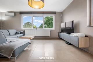 Voor meer info en foto’s, surf naar www.swevers.be – Dit instapklare appartement op de derde verdieping in de Broekhovenstraat 4 bus 6 in Beringen biedt 106 m² woonruimte. Het bouwjaar is 2009. De woonkamer van 30,6 m² heeft voldoende ruimte voor een zit- en eethoek, en de aangrenzende, open keuken van 10,1 m² is goed uitgerust. Het appartement beschikt over twee slaapkamers (12 m² en 11,73 m²), een functionele badkamer, apart gastentoilet, en een handige berging. Het 10 m² grote terras is ideaal om te ontspannen met zon gedurende de hele dag, aangevuld met een balkon dat langs drie zijden rond het appartement loopt. Extra troeven zijn de lift, airconditioning, alarm, parlofoon, en een autostaanplaats met kelderberging. Alle voorzieningen zijn binnen 500 meter bereikbaar. Voor meer informatie, bel 011 255 155. Bron bewoonbare oppervlakte: EPC – verslag.
