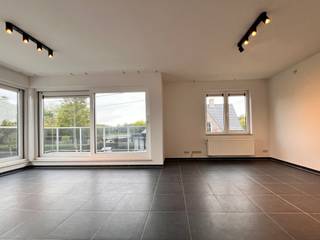 Op zoek naar een <strong>mooi en lichtrijk 2 slaapkamer</strong> appartement dan is dit energiezuinig appartement misschien wel de nieuwe thuis die u zoekt.<br />Dit appartement in een <strong>kleinschalige residentie</strong> ligt in het <strong>centrum van Nazareth</strong> met scholen, winkels, sporthal, restaurants en groen in de onmiddellijke omgeving. Met de goede verbindingen naar de autosnelweg (E17) of de Gewestweg N60 (Oudenaarde) of N35 (Deinze) ben je in een mum van tijd in Gent, Oudenaarde, Deinze of Waregem.<br /><br />Het appartement bestaat uit een <strong>ruime leefruimte</strong> met aparte <strong>keukenhoek</strong>, een heel <strong>ruime berging</strong>, een <strong>badkamer</strong> voorzien van bad met douche, dubbele lavabo en toilet, een <strong>extra gastentoilet</strong> en <strong>2 ruime slaapkamers</strong>. Nieuw schilderwerk, verlichting en gordijnrails zijn geïnstalleerd. U kan hier zo intrekken.<br />In de huurprijs van het appartement is tevens de huur van de bijhorende <strong>garagebox inbegrepen</strong>.<br /><br />Domicilie verplicht.<br />Huurprijs : 995 Euro per maand<br />Huurwaarborg : 3 maanden huur<br />Gemeenschappelijke lasten : 85 Euro provisie per maand<br />Er zijn individuele tellers voor water, gas en elektriciteit.<br />Beschikbaar 01/12/2026<br />Bezoeken enkel na afspraak.<br /><br /><strong>Een bezoek plannen? Dit kan enkel via onze website www.stellarimmo.be/te-huur. Ga naar het pand en klik op de 'een bezoek aanvragen' knop onder de foto van de makelaar.<br /><br />Verdere info via martine@stellarimmo.be</strong>
