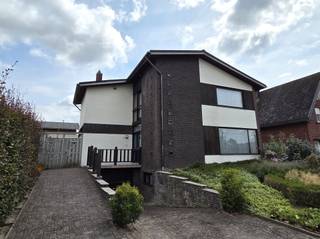 <p><span>Op zoek naar een instapklare woning op een rustige locatie? Deze uitstekend onderhouden vrijstaande woning bevindt zich in een rustige woonstraat in Hulshout, op fietsafstand van het centrum.</span></p><p><span>De woning is gelegen op een volledig afgesloten en onderhoudsvriendelijk perceel van 520 m² en beschikt over een ruim, praktisch bijgebouw van ongeveer 75 m², ideaal als opslagruimte of hobby werkplaats.</span></p><p><span>Dankzij de centrale verwarming op aardgas (met vernieuwde brander), dubbele beglazing en een gerenoveerde badkamer biedt deze woning een aangenaam wooncomfort.</span></p><p><span>Bij het betreden van de woning komt u in een charmante inkomhal met vestiairekast, die toegang geeft tot de keuken en de lichtrijke woonkamer. De woonkamer is afgewerkt met een stijlvolle parketvloer en geniet van een mooi uitzicht op de tuin. Aansluitend aan de keuken bevinden zich een praktische was-/bergruimte en een apart gastentoilet.</span></p><p><span>Op de verdieping leidt de ruime nachthal naar drie volwaardige slaapkamers, waarvan twee met ingemaakte kasten. De opgefriste badkamer is uitgerust met een ligbad, douche, toilet en lavabomeubel.</span></p><p><span>Via een valtrap bereikt u de zolder, die extra opbergruimte biedt. Daarnaast beschikt de woning over een garage en een handige kelderberging.</span></p><p><span>Troeven:</span></p><ul><li><span>Rustige ligging </span></li><li><span>Instapklaar en uitstekend onderhouden</span></li><li><span>3 volwaardige slaapkamers</span></li><li><span>Gerenoveerde badkamer</span></li><li><span>Dubbele beglazing</span></li><li><span>Centrale verwarming op aardgas</span></li><li><span>Garage, kelder en zolder</span></li><li><span>Ruim bijgebouw van ca. 75 m²</span></li></ul><p><span> </span></p><p><span>Interesse? Neem gerust contact op met ons kantoor Dupont Vastgoed voor meer informatie of om een bezoek ter plaatse in te plannen op 015 15 15 15.</span></p><p><span> </span></p>