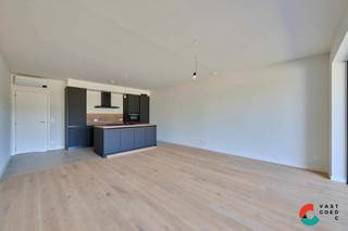 <p><b>Luxe en zorgeloos wonen aan het water in Leopoldsburg!</b></p>
<p>Zoek je een modern, energiezuinig nieuwbouwappartement waar rust en comfort samenkomen? Dit ruime gelijkvloers appartement combineert het beste van twee werelden: een ontspannend zicht op het kanaal en al het comfort van hedendaagse toparchitectuur.<br /><br />Indeling:<br />- inkomhal<br />- gastentoilet<br />- slaapkamer 1<br />- slaapkamer 2<br />- master bedroom 3<br />- prachtige badkamer<br />- technische ruimte / berging / wasplaats<br />- open keuken en leefruimte met directe toegang tot het terras van 18m2</p>
<h3><b>De troeven van deze woning:</b></h3>
<ul>
<li>
<p><b>Prachtige ligging:</b> Geniet dagelijks van het rustgevende uitzicht op het kanaal en gezellige wandelingen langs het water.</p>
</li>
<li>
<p><b>Gelijkvloers gemak:</b> Maximale toegankelijkheid en een direct gevoel van ruimte en privacy.</p>
</li>
<li>
<p><b>3 volwaardige slaapkamers:</b> Perfect voor een gezin, een ruim thuiskantoor of een hobbykamer.</p>
</li>
<li>
<p><b>Toekomstgericht & energiezuinig:</b> Gebouwd volgens de modernste normen, wat zorgt voor lage energiekosten en een hoog comfort.</p>
</li>
</ul>
<p>Laat je verrassen door de overvloedige lichtinval en het vakantiegevoel aan het water. Neem vandaag nog contact op en we helpen je dichtblij verder!</p>