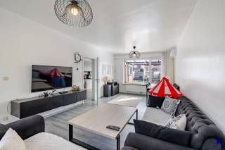 Welkom in Willebroek!<br /><br />Deze instapklare woning met een bewoonbare oppervlakte van 109 m² beschikt over een ruime leefruimte van ongeveer 30 m² en 3 comfortabele slaapkamers. De keuken is functioneel en praktisch ingericht, ideaal voor het bereiden van uw favoriete maaltijden. Daarnaast bevat de woning nog een ruime zolder ideaal als opbergruimte.<br /><br />Het perceel van 173 m² biedt bovendien een aangename buitenruimte met een gezellige tuin, die toegankelijk is via een achterpoort langs de servitudeweg.<br /><br />De ligging in Willebroek biedt tevens het voordeel van een rustige woonomgeving met goede verbindingen naar omliggende steden en voorzieningen in de buurt.<br /><br />Een ideale opportuniteit voor wie op zoek is naar een instapklare woning met tuin op een gunstige locatie!<br /><br />Interesse gewekt? Contacteer ons kantoor via info@hiro.be of 03 230 00 14!