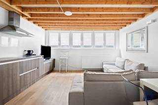 <p><span>Informatie appartement</span></p><p><span>Het appartement met EPC-label B bevindt zich op de 3de verdieping van een kleinschalig gebouw (4 appartementen) dat in 2017 volledig werd gerenoveerd! De ligging van het appartement is uitermate geschikt voor young professionals, studenten, of eigen bewoning! U komt binnen in een aangenaam lichte leefruimte met open keuken, voorzien van kwalitatieve toestellen van Siemens (vaatwasser, combi-oven, ijskast met vriesvak, elektrische kookplaat, etc.). Achteraan het appartement is er een gezellige, stille slaapkamer. De badkamer is voorzien van een ruime inloopdouche, knap houten lavabomeubel met spiegel en een droogrek. Apart toilet met lavabo. Berging met aansluiting voor aan wasmachine en droogkast. Grote, privatieve kelderberging van ca. 20m² inbegrepen in de aankoopprijs! De maandelijkse kosten bedragen ca. 60 euro en omvatten het privatief waterverbruik, de blokpolis, het onderhoud en verbruik van de gemeenschappelijke delen. Individuele meters voor gas en elektriciteit.</span></p><p><span> </span></p><p><span>Indeling</span></p><ul><li><span>Gezellige en lichtrijke leefruimte op parketvloer, bestaande uit een zit-, eethoek en open keuken.</span></li><li><span>De open keuken is volledig geïnstalleerd met kwalitatieve toestellen van Siemens (vaatwasser, combi-oven, ijskast met vriesvak, elektrische kookplaat, etc.</span></li><li><span>Praktisch ingerichte badkamer die voorzien is van een ruime inloopdouche, knap houten lavabomeubel met spiegel en een droogrek.</span></li><li><span>Apart toilet met lavabo.</span></li><li><span>Rustige slaapkamer aan de achterzijde van het gebouw.</span></li><li><span>Berging met aansluiting voor aan wasmachine en droogkast.</span></li></ul><p><span> </span></p><p><span>Extra's</span></p><ul><li><span>Grote, privatieve kelderberging van ca. 20m² inbegrepen in de aankoopprijs!</span></li></ul><p><span> </span></p><p><span>Algemene informatie</span></p><ul><li><span>Algemeen kosten : blokpolis gebouw en verlichting en onderhoud van de algemene delen ca. 60 EUR/maand.(water incl.)</span></li><li><span>verbruik individueel : elektriciteit en gas. - Water is gemeenschappelijk</span></li></ul><ul><li><span>Maandelijkse kosten 60 EUR (privatief waterverbruik, blokpolis, onderhoud en elektriciteit gem. delen). </span></li></ul><ul><li><span>Individuele elektriciteits-en gasmeter. Collectieve watermeter.</span></li></ul><p><span> </span></p><ul><li><span>EPC: label B (geen renovatieplicht)!</span></li><li><span>Asbestinventarisattest: in aanvraag!</span></li><li><span>Elektrische keuring: Conform AREI!</span></li></ul><p><span> </span></p><p><span>Gebouw</span></p><ul><li><span>Gebouw werd volledig gerenoveerd in 2017.</span></li><li><span>Authentiek gebouw met kelder, gelijkvloers en 3 verdiepingen met telkens 1 appartement.</span></li><li><span>Geen lift.</span></li><li><span>Videofoon aanwezig.</span></li></ul><p><span> </span></p><p><span>Ligging</span></p><ul><li><span>Gelegen in hartje Antwerpen, in een rustige &amp; veilige buurt.</span></li><li><span>Velo-station voor de deur, alsook openbaar vervoer en winkels in directe omgeving.</span></li><li><span>Station Antwerpen-Centraal op wandelafstand!</span></li><li><span>MOBISCORE: 9,4/10!</span></li></ul><p><span> </span></p><p><span>De informatie in deze prospect is ter informatieve titel: de kandidaat-kopers moeten hun eigen zaak maken van het verkrijgen, controleren en interpreteren van deze informatie.</span></p><p><span> </span></p><p><span> </span></p><p><span>*De informatie in deze prospect is ter informatieve titel: de kandidaat-kopers moeten hun eigen zaak maken van het verkrijgen, controleren en interpreteren van deze informatie.</span></p>