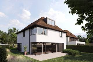 Exclusieve nieuwbouwvilla met 5 slaapkamers en fenomenale open zichten landelijk gelegen in het pittoreske RAMSKAPELLE op fietsafstand van het centrum van Knokke.<br /><br />Deze prachtige alleenstaande nieuwbouwvilla geniet van een rustige en residentiële ligging in het landelijke Ramskapelle, op korte afstand van het centrum van Knokke. Gelegen op een perceel van ca. 660 m² combineert deze eigendom hedendaags wooncomfort met een aangename woonomgeving en mooie vergezichten over de omliggende velden.<br /><br />De woning verwelkomt u via een ruime inkomhal met vestiaire en gastentoilet. De lichtrijke leefruimte omvat een gezellige zithoek, een royale eetplaats en een open keuken, die samen een harmonieuze leefomgeving creëren. Aansluitend bevindt zich een aparte bureauruimte, ideaal voor thuiswerk of als polyvalente ruimte. Dankzij de grote raampartijen geniet u van een optimale connectie met het terras en de tuin, waar u in alle rust kunt genieten van het groene uitzicht en de avondzon.<br /><br />Verder beschikt het gelijkvloers over een praktische berging en een inpandige garage.<br /><br />Op de eerste verdieping zijn er vier ruime slaapkamers en twee badkamers. De master bedroom beschikt over een dressing en een ensuite badkamer, wat zorgt voor extra comfort en privacy.<br /><br />De tweede verdieping biedt een bijkomende ruime vijfde slaapkamer met eigen badkamer, ideaal als gastensuite, tienerkamer of hobbyruimte.<br /><br />De villa wordt afgewerkt met kwalitatieve materialen volgens lastenboek en voldoet aan de hedendaagse normen op vlak van energiezuinigheid, comfort en duurzaamheid.<br /><br />Plannen en lastenboek zijn beschikbaar op aanvraag.<br /><br />Een uitzonderlijke opportuniteit voor wie op zoek is naar een stijlvolle nieuwbouwvilla op een rustige locatie, met een uitstekende bereikbaarheid en vlakbij het bruisende Knokke.