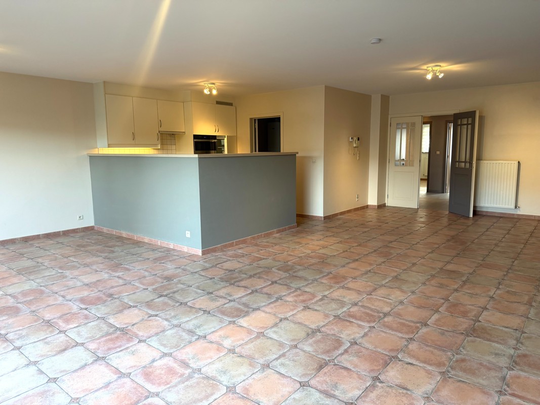 Ruim gelijkvloersappartement met 2 slaapkamers, omheind terras en garage met automatische poort. - foto 4