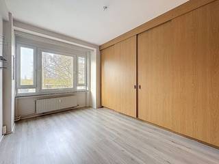 Indeling:verdieping 2:- inkomhal met veiligheidsdeur- berging- apart toilet- woonkamer- keuken met toegang- overdekt terras met schuiframen (ca. 4m²)- slaapkamer 1 met ingemaakte kasten (ca. 17m²)- gerenoveerde badkamer- slaapkamer 2 (ca. 9m²)verdieping 0:- gemeenschappelijke fietsenberging- gemeenschappelijke afvalberging- privatieve kelderberginglocatie: Dit instapklaar appartement te huur is gelegen in de Camille Huysmanslaan, in de gegeerde Expowijk. ideaal gelegen op wandelafstand van winkels, openbaar vervoer, parken.bijzonderheden:- 2 slaapkamers- lift- gunstige EPC-score (B)- in de gegeerde Expowijk- gemeenschappelijke fietsenberging- privatieve bergingDe vaste kosten bedragen 175 euro per maand voor de kosten van de gemene delen, incl. water en verwarming.Bent u geïnteresseerd in deze woning te huur?Aarzel dan niet om een bezoekaanvraag in te dienen via onze website via de daar voorziene rode balk.Wenst u uw eigendom ook te koop of te huur te stellen? We helpen u graag verder. Steeds tot uw dienst om u verder te helpen met al uw vragen over vastgoed.