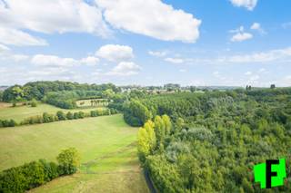 Aan de rand van het Kloosterbos (parkgebied-dagrecreatiegebied) situeert zich deze af te werken/ verder te renoveren woning met zicht op het prachtige vallei landschap. <br /><br />We betreden het eigendom via een oprijlaan met poort, die toegang verleent tot een aangename ruime private tuin. <br /><br />Dit eigendom leent zich perfect voor vaste bewoning of als ‘zen’-tweede verblijf!<br /><br />Laat u betoveren door dit uniek eigendom met aangrenzende vergezichten en vraag alvast uw bezoek of extra info aan.<br /><br />