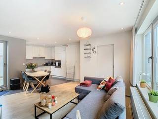 Ontdek deze prachtige, instapklare duplex op een toplocatie in Brugge, op slechts enkele minuten wandelen van het historische stadscentrum. Ideaal voor wie op zoek is naar een combinatie van modern comfort en de charme van de stad.<br /><br />Indeling (58,8m² netto oppervlakte): <br />Glvl.: inkomhal met mogelijkheid voor een vestiaire<br /><br />1°V.: <br />- woonkamer <br />- open keuken voorzien van keramische kookplaat, dampkap, oven, microgolf, frigo, diepvries, dubbele spoelbak en vaatwasser<br />- apart toilet <br />- aansluiting wasmachine voorzien in de ingemaakte kastruimte <br />- terras (5m²). <br /><br />2°V.: <br />- slaapkamer met<br />- aansluitende dressing<br />- badkamer voorzien van ligbad met douchescherm, spiegelkast, lavabo in meubel en toilet<br /><br />Troeven:<br />- ruime en lichte woonkamer<br />- volledig uitgeruste open keuken <br />- gelegen in een rustige straat <br /><br />Bestuursmaatregelen in het maatregelenregister: in aanvraag