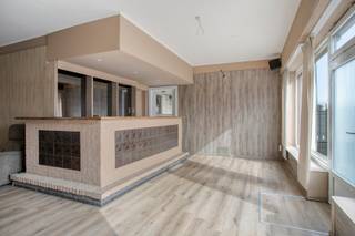 TE RENOVEREN HANDELSPAND/ WONING IN HET CENTRUM VAN SCHELLEBELLE VLAK AAN DE SCHELDE<br /><br />Ben jij op zoek naar een renovatieproject gelegen in het hartje van Schellebelle? Zoek niet verder, dit project is alles wat je zoekt. Deze te renoveren woning is ideaal om jouw droomhuis te realiseren met het prachtige uitzicht op de Schelde vlak aan het dorp.<br /><br />INDELING:<br />Gelijkvloers:<br />- 2 Gezellige leefruimtes<br />- Keuken<br />- Badkamer<br /><br />Eerste Verdiep:<br />- 4 Ruime slaapkamers<br /><br />Zolder:<br />- Grote zolder bereikbaar met vaste trap<br /><br />TROEVEN:<br />- Mooie tuin met een prachtig uitzicht op de kerk en de Schelde<br />- 2 Autostaanplaatsen op de oprit<br />- Idyllische locatie in het centrum dan het dorp te Schellebelle<br />- Mogelijkheid om in te vullen als handelspand of woning, beide zijn mogelijk<br /><br />Wens jij meer info of wens jij een bezichtiging, contacteer dan Nico Soetaert via nico.soetaert@albert.immo of 0496 46 80 03<br />Hopelijk tot snel!<br /><br />Bij Albert kom je thuis