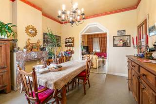 <p><strong>Charmante gesloten woning in Evere, centraal gelegen nabij het centrum en openbaar vervoer.</strong><br /><br />Deze ruime woning uit 1935 biedt heel wat mogelijkheden voor wie op zoek is naar een huis met karakter en renovatiepotentieel. De centrale ligging in Evere zorgt voor een vlotte bereikbaarheid en een directe aansluiting op winkels, scholen en openbaar vervoer. Een van de absolute troeven is de aangename stadstuin, een zeldzame meerwaarde voor wie graag buiten geniet in een stedelijke omgeving. Met vijf slaapkamers en een ruime zolder beschikt deze woning over een bijzonder praktische indeling voor grote gezinnen of wie extra ruimte zoekt. Dankzij de renovatiemogelijkheden kan je deze woning volledig naar eigen smaak en wooncomfort inrichten.<br /><br /><strong><u>Belangrijke ruimtes:</u></strong><br />• Inkomhal met toegang tot de leefruimtes<br />• Woonkamer (17 m²) met veel potentieel<br />• Keuken (11,1 m²) met aansluitende bijkeuken<br />• Berging voor extra opslagruimte<br />• Badkamer (11,1 m²)<br />• 5 ruime slaapkamers (11,1 m² tot 18 m²)<br />• Twee dressings van 8,4 m² en 7 m²<br />• Ruime zolder (30 m²) met bijkomende mogelijkheden<br />• Tuin van 90 m²<br /><br /><strong><u>Troeven: </u></strong><br />• Centrale ligging nabij centrum en openbaar vervoer<br />• Ruime te renoveren woning met veel potentieel<br />• Aangename stadstuin<br /><br />Meer informatie of een bezoek met Margaux Mulkers? Contacteer ons via +3223351115<br />JOUW DROOMHUIS. ZO GEVONDEN!</p>
