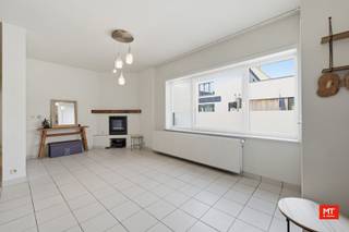 In het centrum van Langemark, op wandelafstand van de markt en alle voorzieningen, bevindt zich dit instapklare appartement met 2 slaapkamers. Het appartement beschikt over een <strong>conforme elektrische keuring, een EPC-label C</strong> (geen renovatieplicht) en is<strong> asbestveilig</strong>. Verhuizen kan dus zonder zorgen!<br /><br /><strong>Indeling</strong><br />Gezellige woon- en eetkamer (36 m²) met elektrische haard en open keuken, uitgerust met een gasfornuis, dampkap, oven, microgolfoven en anderhalve spoelbak. De hal geeft toegang tot 3 kamers (15 - 10 - 5 m²) en een badkamer (3 m²) met douche en enkelvoudig wasmeubel. Verder is er een berging (4 m²), een kelder (11 m²) en een garage (23 m²) met rechtstreekse toegang tot het appartement.<br /><br />Check zeker ook <strong>onderstaande video</strong>.<br />Link: https://youtube.com/shorts/6gmKvUp2_BU<br /><br /><strong>Meer informatie of een vrijblijvend bezoek?</strong><br />Bel Minthus op 0470 43 78 21 of mail naar info@minthus.be.