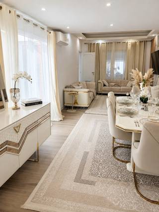 <strong>Ruimte, licht en verrassend veel mogelijkheden</strong>: <strong>deze volledig gerenoveerde gezinswoning biedt maar liefst 187 m² wooncomfort, vier slaapkamers, een aparte praktijkruimte én een diepe, groene tuin.</strong><br />Deze instapklare woning werd in 2025 volledig gerenoveerd, met uitzondering van de veranda. De eigentijdse afwerking, hoge plafonds en royale indeling zorgen meteen voor een aangenaam gevoel van ruimte.<br /><br />Vooraan bevindt zich een aparte kamer die momenteel is ingericht als nagelstudio. Ideaal als bureau, praktijk- of ontvangstruimte voor een zelfstandige of bijberoep, maar evengoed als speelkamer of extra leefruimte.De grote, lichtrijke leefruimte vormt het hart van de woning en biedt volop plaats voor een gezellige zithoek en ruime eetkamer. Aansluitend bevinden zich de vernieuwde keuken, de smaakvol gerenoveerde badkamer en de veranda, die nog volledig naar eigen smaak kan worden ingericht.<br /><br />Op de verdiepingen zijn er <strong>vier</strong> slaapkamers, waaronder een kinderkamer. De absolute blikvanger is de bijzonder ruime en sfeervolle loftkamer op de bovenste verdieping.<br />Ook energetisch zit u hier goed. De woning beschikt over EPC-label B met een score van 156 kWh/m² per jaar en een energiezuinige lucht-luchtwarmtepomp voor verwarming én koeling. Er geldt<strong> geen renovatieverplichting.</strong><br /><br />Buiten ontdekt u een diepe, groen aangelegde tuin met verschillende gezellige hoekjes en twee tuinhuizen. Het perceel heeft een totale oppervlakte van 293 m².<br />U woont centraal in Ruddervoorde, nabij winkels, scholen, de Markt en openbaar vervoer. Via de N50, N368 en E403 bereikt u vlot Torhout, Oostkamp, Brugge, Roeselare en Kortrijk. Ook interessant als investering, met een potentiële huuropbrengst van ca. € 1.200/maand.<br /><br />Kom en ontdek deze instapklare woning met ruimte, karakter, energiezuinig comfort én mogelijkheden voor een zelfstandige activiteit aan huis.<br />Startprijs: 369000. Plan uw bezoek via 050 50 12 12 en ontdek of dit uw nieuwe thuis én werkplek wordt.