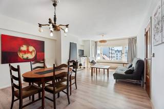 Deze interessante eigendom bevindt zich op een <strong>uitstekende</strong> <strong>locatie</strong>, pal in het <strong>centrum</strong> van <strong>Blankenberge</strong>, op slechts enkele stappen van het station.<br /><br />Het appartement beschikt over een <strong>ruime</strong>, <strong>lichtrijke</strong> <strong>woonkamer</strong> met een <strong>onderhoudsvriendelijke</strong> <strong>laminaatvloer</strong>. De aparte <strong>keuken</strong> is <strong>uitgerust</strong> met <strong>losstaande</strong> <strong>toestellen</strong> en biedt toegang tot een <strong>praktisch</strong> <strong>terras</strong>. Aansluitend is er een handige <strong>berging</strong> met <strong>aansluiting</strong> voor een <strong>wasmachine</strong>. Via de ruime inkomhal bereikt u de <strong>volwaardige</strong> <strong>slaapkamer</strong>, die uitgeeft op een <strong>comfortabel</strong>, <strong>overdekt</strong> <strong>balkon</strong>. Verder is er een <strong>aparte</strong> <strong>badkamer</strong> met <strong>ligbad</strong> (<strong>voorzien</strong> van <strong>douchefunctie</strong>) en lavabo, alsook een <strong>afzonderlijk</strong> <strong>toilet</strong>.<br /><br />Het appartement wordt <strong>verwarmd</strong> op <strong>gas</strong> via een <strong>condenserende</strong><strong> </strong>ketel, heeft een <strong>gunstig</strong> <strong>EPC</strong> en beschikt over een <strong>blanco</strong> <strong>elektrische</strong> <strong>keuring</strong>. Bovendien is er een <strong>privatieve</strong> <strong>kelderberging</strong> inbegrepen en een <strong>gemeenschappelijke</strong> <strong>ruimte</strong> voor het plaatsen van <strong>fietsen</strong>.<br /><br />Kortom, een <strong>ideale</strong> <strong>investering</strong> op een toplocatie aan de kust!