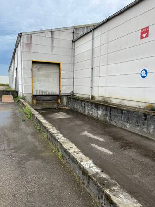 Magazijn te huur 2.000m² met weegbrug en buitenterrein tot 15.000m², volledig omheind.incl.- 2 laadkades - docklevellers- volledig omheind- camera...