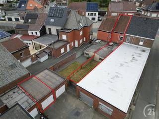 Gelegen in het centrum van Moerbeke, stellen wij u deze op te frissen woning voor met zuid gerichte tuin en garage op 1are61. Deze woning bestaat...