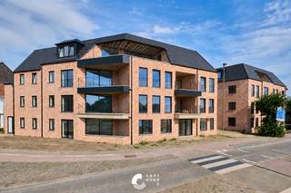 In Residentie Cauliller Poort vind je dit aangename 2-slaapkamerappartement op het gelijkvloers van Blok A. Het appartement combineert een praktische indeling met modern wooncomfort en een aangenaam terras.<br /><br />Indeling:<br />- Inkomhal<br />- Open leefruimte met zithoek, eetkamer en keuken<br />- (Technische) berging<br />- Slaapkamer 1<br />- Slaapkamer 2<br />- Badkamer<br />- Apart toilet<br />- Terras<br /><br />Troeven:<br />+ Energiezuinig: warmtepomp, vloerverwarming, vloerkoeling, ventilatie en zonnepanelen<br />+ E-peil <20: 50% vermindering op de onroerende voorheffing gedurende 5 jaar<br />+ Ondergrondse parking en berging, bereikbaar via het binnenplein<br />+ Centrale ligging in Kaulille<br />+ Aankoop aan 6% btw mogelijk onder voorwaarden, ook voor investeerders<br /><br />Prijsberekening incl. kosten, parking en berging bij 6% btw: €321.040,00<br /><br />Wil jij graag de sfeer van Residentie Cauliller Poort ervaren? Contacteer ons en wij helpen je graag dichtblij verder!