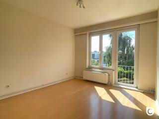 <p><span>Welkom in dit gezellige appartement gelegen in Wilrijk. Dit ruime tweekamerappartement biedt ideale mogelijkheden voor starters, koppels of kleine gezinnen die een praktische en comfortabele woning zoeken.</span></p><p><span>Gelegen vlakbij het centrum bevindt dit appartement zich toch in een rustige wijk, maar met een goede bereikbaarheid van voorzieningen, winkels en openbaar vervoer rondom.</span></p><p><span> </span></p><p><span>De woonkamer is erg lichtrijk en kent een mooie grootte; perfect voor een grote eettafel en een comfortabel salon. </span></p><p><span> </span></p><p><span>Aangrenzend vinden we de keuken. De vele kasten, aangevuld met een keramisch vuur, vaatwasser en gootsteen zorgen voor een praktisch geheel.</span></p><p><span> </span></p><p><span>Het appartement beschikt over twee volwaardige slaapkamers. Dankzij de grote ramen is ook hier een zeer aangename lichtinval.</span></p><p><span> </span></p><p><span>De badkamer werd netjes ingericht met een wastafel en moderne douchecabine.</span></p><p><span> </span></p><p><span>In de inkomhal is een apart toilet terug te vinden.</span></p><p><span> </span></p><p><span>Kosten en beschikbaarheid</span></p><p><span>€ 875 / maand</span></p><p><span>€ 75 / maand (incl provisie water)</span></p><p><span>Onmiddellijk beschikbaar</span></p><p><span> </span></p><p><span>Troeven</span></p><ul><li><span>Lichtrijk appartement</span></li><li><span>Ruime woonkamer</span></li><li><span>2 Volwaardige slaapkamers</span></li><li><span>Centrale maar toch rustige ligging</span></li></ul>