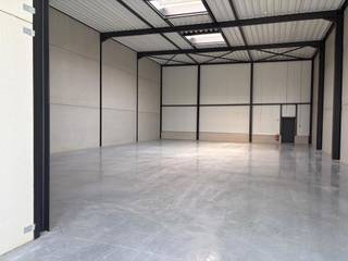<span>Nieuwbouw KMO unit van 338m² gelegen op een zicht locatie van op de A12! De opslagruimte beschikt over een vrije hoogte van 7 meter een sectionale poort. Het is perfect mogelijk om een kantoorruimte in de unit te maken. Alle units worden afgewerkt naar de laatste normering. 2 parkeerplaatsen inbegrepen. Uitstekende bereikbaarheid door locatie tussen Antwerpen en Brussel.</span>