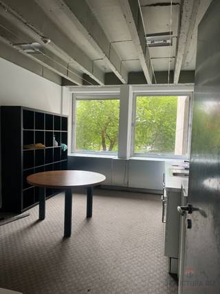 Grote kant-en-klare kantoorruimte te huur. Gelegen aan de groene Terhulpsesteenweg, geniet dit gebouw van een ideale omgeving en een goede natuurlijke lichtinval. De oppervlakte van 492m² is verdeeld in verschillende aparte kantoren en is klaar om een nieuwe gebruiker te verwelkomen. Het gebouw is goed bereikbaar met de auto via de E411 en met het openbaar vervoer.<br />12 parkeerplaatsen beschikbaar (1500€/pkg/jaar).