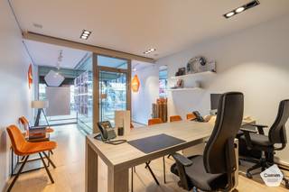 Op zoek naar een locatie die écht in het oog springt?<br /><br />Dit handelspand bevindt zich op een absolute topligging in Oostduinkerke, recht op het bruisende Astridplein.
<ul>
<li>Maximale zichtbaarheid dankzij de grote etalages;</li>
<li>Veel passage: dagelijks voorbijgangers, toeristen én bewoners;</li>
<li>Momenteel ingericht als vastgoedkantoor, maar geschikt voor tal van commerciële activiteiten;</li>
<li>Instapklaar en ideaal voor wie een onderneming wil starten of uitbreiden;</li>
<li>Geschikt voor diverse commerciële activiteiten (uitgezonderd voeding & dranken, conform basisakte).</li>
<li>Verhuurd voor 1 JAAR aan 850,00€ per maand + exclusief kosten ( bespreekbaar in principe vrij bij akte)</li>
</ul>
<br />Of je nu een winkel, kantoor of praktijk wil uitbaten, dit pand biedt je de perfecte combinatie van zichtbaarheid, ligging en potentieel. <br /><br />Grijp deze kans om je zaak te laten schitteren op een unieke locatie!<br /><br />