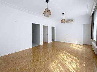 INFO + BEZOEK: 0493/209756<br /><br />Luxueus appartement met 2 slaapkamers en 3 douchekamers – Gelijkvloers – Elsene<br /><br />Gelegen op het gelijkvloers van een gebouw in Elsene, biedt dit mooie appartement hoogwaardige voorzieningen en comfortabele leefruimtes, met bijzondere aandacht voor de uitrusting en de afwerking.<br /><br />Het appartement bestaat uit een inkomhal die toegang biedt tot de verschillende leefruimtes.<br /><br />De hypergeïnstalleerde open keuken sluit aan op de leefruimte en is voorzien van talrijke toestellen: oven, warmhoudlade, microgolfoven, koelkast met diepvriezer, vaatwasser, granieten werkblad, ingebouwde dampkap en een vierpits inductiekookplaat van Siemens.<br /><br />Via de inkomhal bereikt u eveneens een eerste douchekamer, uitgerust met een toilet, wastafel en handdoekradiator.<br /><br />Het slaapgedeelte beschikt over een tweede douchekamer met toilet, wastafel, ventilatiesysteem en handdoekradiator.<br /><br />De master bedroom beschikt over een eigen badkamer met douche, toilet, wastafel, inloopdouche en een dressingruimte. De slaapkamer is bovendien voorzien van airconditioning, wat het comfort in elk seizoen verhoogt.<br /><br />Een appartement met verzorgde voorzieningen en hoogwaardige afwerking, ideaal voor wie op zoek is naar een comfortabele en volledig uitgeruste woning in de gegeerde buurt van Elsene.<br />INFOS + BEZOEK: 0493/209756