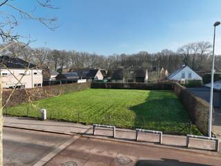 In de rustige Dirk Martenslaan 39 ligt een zeldzame bouwgrond die ruimte en mogelijkheden biedt voor jouw droomwoning. Met een uitstekende oost-zuid oriëntatie geniet je hier van een optimale lichtinval en een aangename woonbeleving.<br /><br />Het perceel beslaat <strong>ongeveer 650 m²</strong> en heeft een royale straatbreedte van ca. 22 meter, wat diverse ontwerpopties mogelijk maakt. Hier bouw je een woning die perfect aansluit bij jouw wensen en levensstijl.<br /><br />Izegem is een bruisende stad die bekendstaat om haar rijke geschiedenis en dynamische karakter. Met een gezellig stadscentrum, een breed aanbod aan winkels en horecazaken, en tal van recreatieve mogelijkheden is het hier aangenaam wonen. De stad biedt uitstekende voorzieningen, waaronder scholen, sportfaciliteiten en cultuurcentra.<br /><br />Dankzij de centrale ligging en de vlotte verbindingen met de E403 ben je in geen tijd in steden als Roeselare, Kortrijk en Brugge. Ook het treinstation van Izegem zorgt voor een snelle en comfortabele woon-werkverplaatsing.<br /><br />Interesse? Ons bouwteam begeleidt je graag van de eerste schets tot de oplevering.