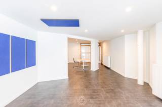 In de Stationsstraat van Sint-Niklaas bevindt zich dit instapklare handelspand van 79 m², ideaal als kantoor of praktijkruimte. Dankzij...