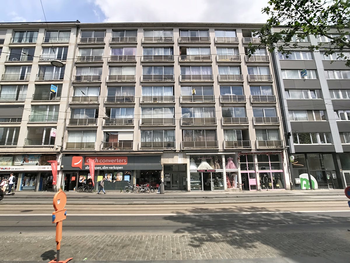 To be refreshed, bright studio approx. 41m² for sale in Antwerp - photo 2
