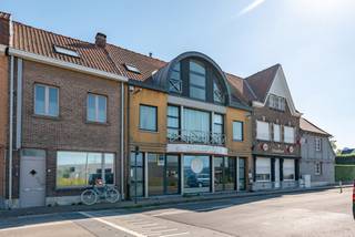 Op zoek naar veel oppervlakte, visibiliteit én een mooie buitenruimte? Dit veelzijdige woon- en handelshuis (voormalige beenhouwerij) op 500 m² biedt de ideale mix tussen wonen en werken, of leent zich perfect als investering. Zowel het woon- als handelsgedeelte hebben een eigen ingang en aparte meters!<br /><br />Troeven:<br />- Handelsgedeelte: Winkelruimte met achterliggend atelier, koelcellen en personeelsruimte. Ideaal voor winkel, vrij beroep of kantoor.<br />- Privégedeelte: Ruime duplex met grote leefruimte, 4 slaapkamers, 2 badkamers en extra berging.<br />- Tuin &amp; bereikbaarheid: Aangename, zuidgerichte tuin met handige uitweg achteraan en 2 garageboxen. Vlotte verbinding met invalswegen.<br /><br />Ontdek de vele mogelijkheden en plan snel jouw bezoek in!<br /><br />epc appartement: 204 kWh/(m²/jaar) - label c<br />epc bestemming horeca: label b<br />epc bestemming winkel: label c<br /><br />Bestuursmaatregelen in het maatregelenregister: nee