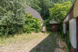 <p>Gelegen aan de St. Antoniusweg in Neerpelt, biedt deze opengezinswoning een perfecte combinatie van ruimte, comfort en een aantrekkelijke ligging. Het huis heeft een bewoonbare oppervlakte van 202 m² en een toonzaal van 121m² op een riant perceel van 1.108 m² tegen de kanaal en op een goede zichtlocatie. Het charmante karakter. De woonkamer en de keuken zijn enkel van elkaar gescheiden door een tussenwand die eenvoudig gescheiden kan worden. </p>
<p>Deze woning is voorzien van praktische extra's zoals twee toiletten, en twee badkamers én een toonzaal.<br /><br />Pluspunten:<br /><br />Zeer grote ruimtes<br />Statige woning<br />Toonzaal aanwezig<br />Prachtige ligging tegen de kanaal<br /><br />Neem contact met ons op voor een vrijblijvend bezoek en ontdek zelf de potentie van deze prachtige multifunctionele woning.</p>
