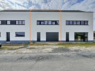 Te midden van het golvende landschap van het Pajottenland bevindt zich deze stijlvolle nieuwbouwwoning in Gooik, deelgemeente van...