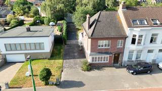 Aan de gewestweg N70 in het centrum van Zwijndrecht vind je deze projectgrond van  ca1657 m2<br /><br />Op deze locatie werd reeds een ruimtestudie gemaakt met een goedkeuring voor 8 wooneenheden.  De woning vooraan kan ook omgevormd worden tot nog eens 2 wooneenheden.<br /><br />Optioneel kan de naastliggende grond (ca 767 m2) bijgekocht worden aan 65 000 Euro (Dit is slechts 85 €/m2).<br />Het achterliggende stuk aan groene buffer (ca 724 m2) kan ook bijgekocht worden.<br /><br />Momenteel staan op de percelen een half open bebouwing en 2 grote magazijnen.<br /><br /><strong>Troeven van het project</strong><br />Kleinschalige residentiële ontwikkeling.<br />Twee architecturale volumes met een tijdloze en minimalistische vormgeving.<br />Maximale privacy en optimale lichtinval.<br />Autoluwe buitenruimte met centrale parkeervoorzieningen.<br />Uitstekende bereikbaarheid, op korte afstand van de E17, E34 en alle voorzieningen.<br /><br /><strong>Geïnteresseerd in de ontwikkeling van dit unieke woonproject?<br />Neem vrijblijvend contact op met M3 Makelaars Zwijndrecht 03 369 70 33 of 0465 00 38 27.</strong><br /><br />Wij informeren u graag over de ontwikkelingsmogelijkheden, stedenbouwkundige context en het volledige projectdossier. <br /><br /><em><strong>Uw partner in projectontwikkeling en residentieel vastgoed.</strong></em><br /><br /> 