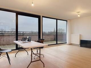 Lily Boeykensstraat 3: Modern penthouse gelegen op rustige site met indeling als volgt: 

Inkomhal met vestiaire en toilet, lichtrijke leefruimte met open keuken, berging met aansluiting wasmachine, 2 slaapkamers.
Zeer ruim terras, deze zal nog opgeknapt worden. 
Ondergrondse staanplaats inbegrepen in de huurprijs

€1200 + €100 (exclusief EGW)
Onmiddellijk beschikbaar