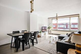 <div><div> <p>Instapklaar en energiezuinig appartement met terras.</p><p>Dit rustig gelegen appartement bevindt zich op de 1ste verdieping in de wijk Zwarte Arend, nabij Wijnegem. Het beschikt over een inkomhal met afzonderlijk toilet. De leefruimte is afgewerkt met een tegelvloer en sluit mooi aan op de ingerichte keuken, uitgerust met een oven, gasvuur, dampkap en ijskast met vriesvak. Vanuit de keuken is er toegang tot een gezellig west-georiënteerd terras van 4 m², ideaal om in de namiddag en avond van de zon te genieten. De badkamer is ruim en voorzien van een dubbel wastafelmeubel en een douche. Het appartement telt twee slaapkamers van 8 m² en 12 m². Verder is er een praktische wasplaats/stookruimte aanwezig en zijn er twee privatieve kelderbergingen. De elektriciteit is conform en het dak werd in 2020 vernieuwd en geïsoleerd. </p></div> </div>