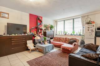 In een verzorgd gebouw uit 2006 bevindt zich dit gelijkvloers appartement met een bewoonbare oppervlakte van circa 70 m² en een terras van 40 m². De woning biedt een aangename indeling, veel lichtinval en een rustige ligging.<br /><br />Indeling<br />De inkom bevindt zich in de leefruimte met open, volledig ingerichte keuken. Aansluitend is er een praktische berging met aansluiting voor wasmachine en droogkast. Achteraan bevinden zich twee slaapkamers die beide toegang hebben tot het ruime terras met veel privacy. De badkamer beschikt over een ligbad en dubbele lavabo en toilet.<br /><br />Troeven<br />EPC: B (178 kWh/m²)<br />Dubbele beglazing <br />Lichtrijk appartement met ruim terras van 40m²<br />Lage maandelijkse gemeenschappelijke kosten (100 euro)<br />Nutsvoorzieningen op aparte meters<br />Gemeenschappelijke fietsenstalling<br />Momenteel verhuurd