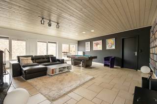 <p><span>Uniek en uitzonderlijk ruim wonen in het hart van Hamme</span></p><p><span>Deze bijzondere woonst biedt een zeldzame kans voor wie op zoek is naar </span><span>ruimte, privacy en veelzijdig wooncomfort</span><span>. Achter de gevel schuilt een verrassend ruim geheel waar elk detail zorgvuldig werd uitgewerkt met </span><span>materialen van topkwaliteit</span><span>.</span></p><p><span>Op het gelijkvloers bevindt zich een </span><span>diepe garage voor twee wagens</span><span>, grenzend aan een extra ruime berging. Daarnaast is er een </span><span>polyvalente ruimte</span><span>, die volledig naar eigen wens kan worden ingericht, zoals een hobbyruimte, fitness, speelkamer of extra ontspanningsruimte.</span></p><p><span>Op het eerste verdiep ontdekt u een </span><span>royale leefruimte</span><span> die uitblinkt in volume en sfeer. De open indeling tussen woon- en eetgedeelte zorgt voor een harmonieuze flow, ideaal voor het dagelijkse gezinsleven én gezellige momenten met gasten. De keuken vormt een echte eyecatcher met haar stijlvolle afwerking en moderne toestellen, perfect voor wie graag kookt en geniet.</span></p><p><span>De woning beschikt over </span><span>vier slaapkamers en een dressing</span><span>, elk met voldoende ruimte en een aangename lichtinval. Verder is er een </span><span>moderne badkamer met inloopdouche</span><span>, afgewerkt met kwalitatieve materialen, en een </span><span>praktische strijkkamer</span><span> die extra comfort en functionaliteit biedt in het dagelijkse leven.</span></p><p><span>Ook buiten is het puur genieten. Op het gelijkvloers vindt u een </span><span>mooi aangelegd terras met privatieve binnentuin</span><span>, en op het eerste verdiep kan u op het </span><span>ruime terras</span><span> genieten van alle rust en privacy, ideaal om te ontspannen of gasten te ontvangen.</span></p><p><span>Deze woning onderscheidt zich door haar </span><span>uitzonderlijke volumes, hoogwaardige materialen en doordachte indeling</span><span>, en biedt een unieke woonervaring voor wie ruimte en kwaliteit centraal stelt.</span></p><p><span>Bekijk zeker de virtuele rondleiding en bel ons op 052/50.50.00 voor een bezoek.</span></p><p><span><span>https://web-player.walkly.app/VoT9ChdTkk3ayg4RKdVj/xQoI8Enfl3HM4adYExve/ww/public</span></span></p><p><span> </span></p>